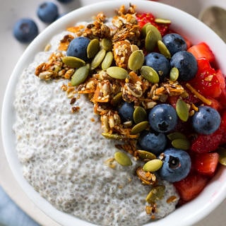 Simple vanilla chia pudding made #dairyfree with coconut milk, maple and vanilla. An easy healthy breakfast or snack! #vegan #chiapudding #glutenfree