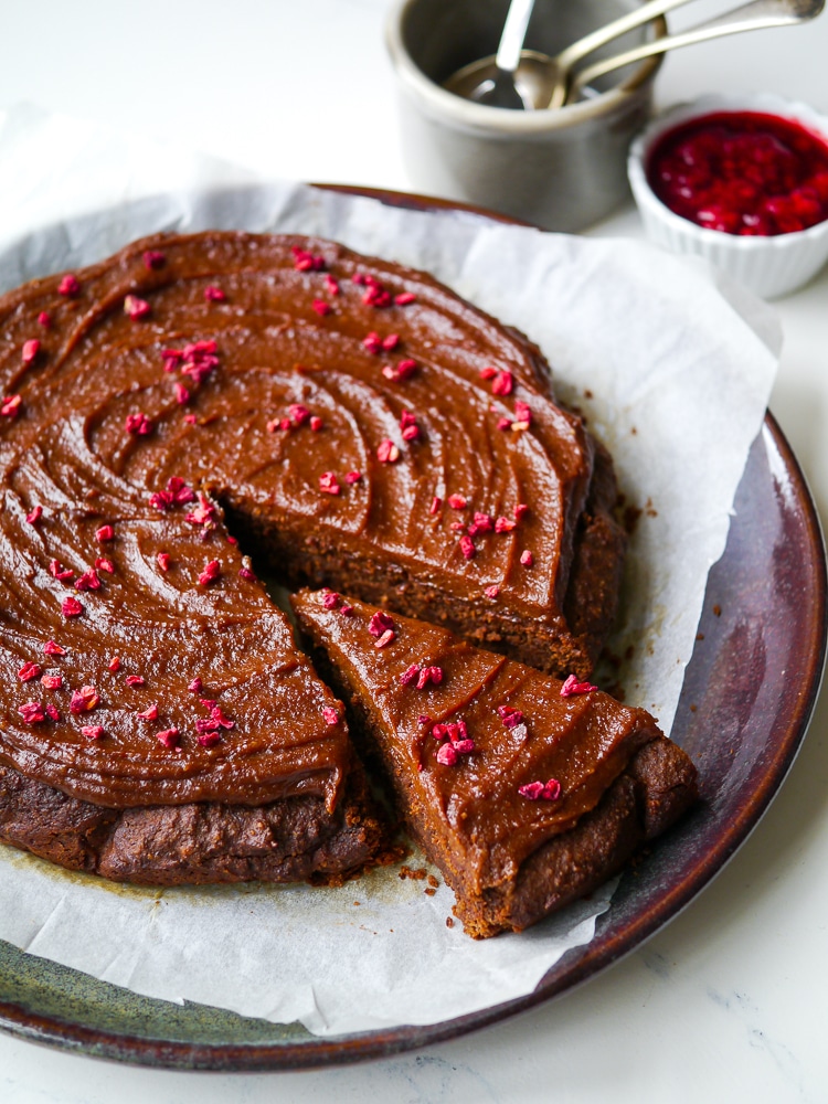 Healthy Peanut Butter Mud Cake (vegan, gluten free, grain free, dairy free, egg free) - recipe via Nourish Everyday