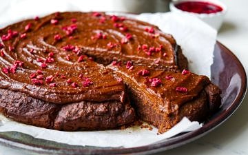 Healthy Peanut Butter Mud Cake (vegan, gluten free, grain free, dairy free, egg free) - recipe via Nourish Everyday