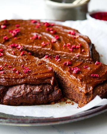 Healthy Peanut Butter Mud Cake (vegan, gluten free, grain free, dairy free, egg free) - recipe via Nourish Everyday
