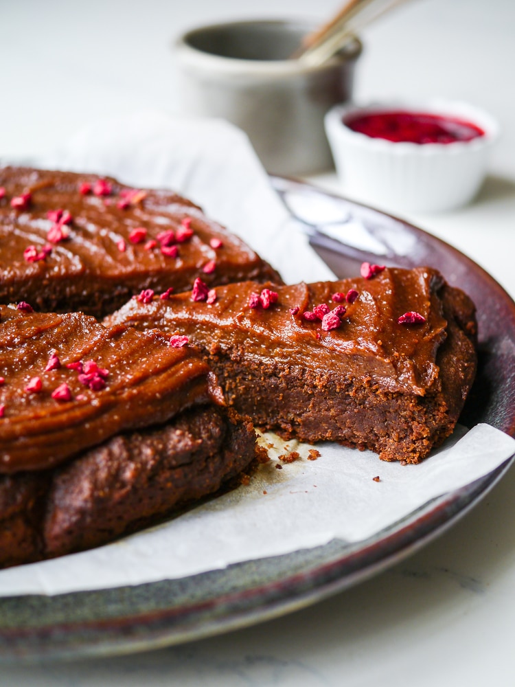 Healthy Peanut Butter Mud Cake (vegan, gluten free, grain free, dairy free, egg free) - recipe via Nourish Everyday