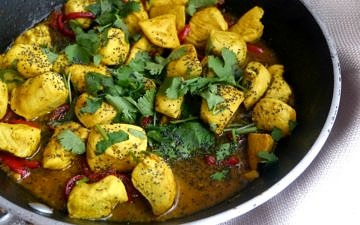 Golden Turmeric Chicken Stir Fry - a simple healthy stir fry that's easy to whip up for dinner! Gluten free and dairy free. Recipe by Nourish Everyday