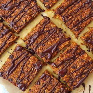 Chewy vegan pumpkin spice flapjacks made with real pumpkin and all natural ingredients. Free from refined sugar, these are a great seasonal healthy snack! Recipe via wordpress-6440-15949-223058.cloudwaysapps.com