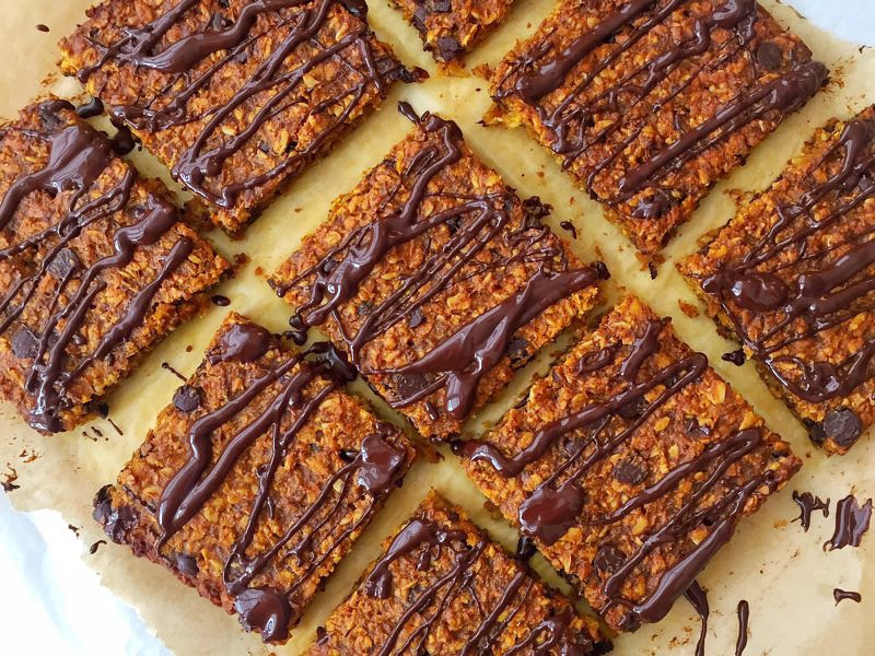 Chewy vegan pumpkin spice flapjacks made with real pumpkin and all natural ingredients. Free from refined sugar, these are a great seasonal healthy snack! Recipe via wordpress-6440-15949-223058.cloudwaysapps.com