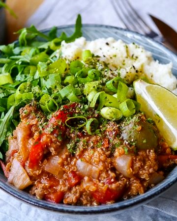 One Pot Healthy Beef & Quinoa Chilli - this super simple recipe combines veggies, protein and quality carbs in one pot to make an amazing healthy dinner! Gluten free, dairy free and sugar free. Recipe via wordpress-6440-15949-223058.cloudwaysapps.com