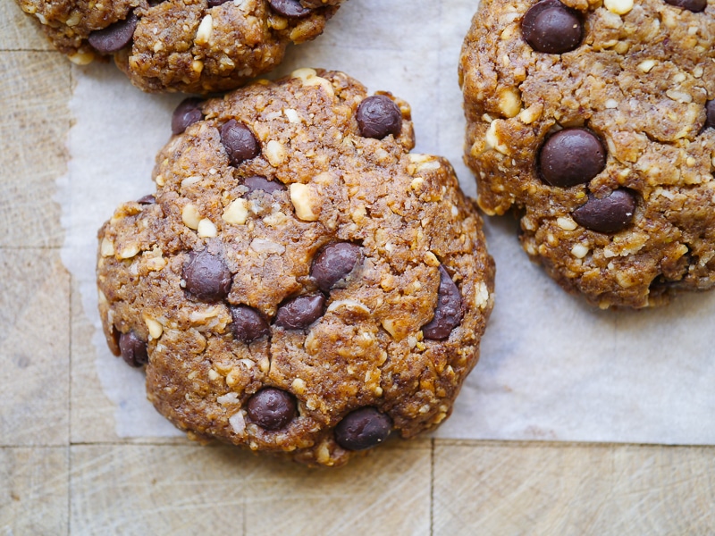 Gluten free, flourless Peanut Butter Oat Choc Chip Cookies made with natural peanut butter, rolled oats and studded with delicious dark choc chips. Sweetened with stevia and dairy free!