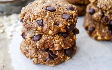 Peanut Butter Oat Choc Chip Cookies | Gluten free, flourless cookies with natural peanut butter, rolled oats and studded with dark choc chips. Sweetened with stevia, dairy free! | by Nourish Everyday