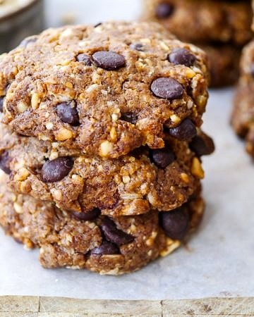 Peanut Butter Oat Choc Chip Cookies | Gluten free, flourless cookies with natural peanut butter, rolled oats and studded with dark choc chips. Sweetened with stevia, dairy free! | by Nourish Everyday