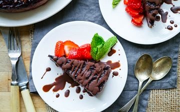 Raw Vegan Black Forest Cheesecake (grain free, gluten free, dairy free, soy free) - recipe by Nourish Everyday