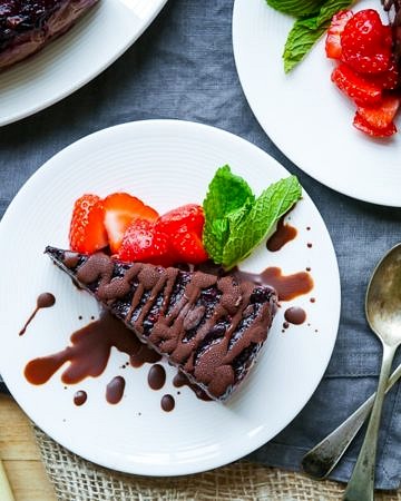 Raw Vegan Black Forest Cheesecake (grain free, gluten free, dairy free, soy free) - recipe by Nourish Everyday