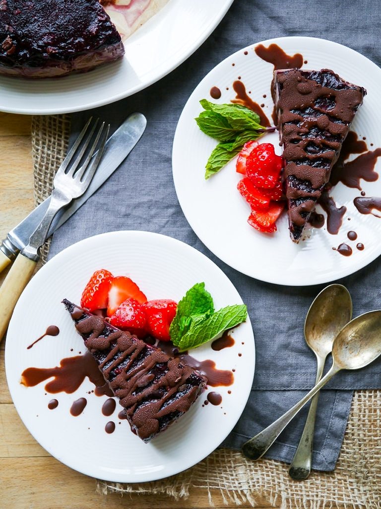 Raw Vegan Black Forest Cheesecake (grain free, gluten free, dairy free, soy free) - recipe by Nourish Everyday