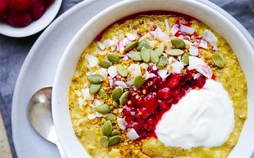 An easy breakfast recipe for Banana Flax Turmeric Overnight Oats on wordpress-6440-15949-223058.cloudwaysapps.com - it's gluten free, refined sugar free and vegan friendly. Creamy, filling and so simple!