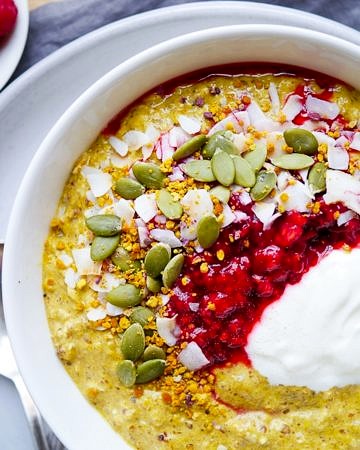 An easy breakfast recipe for Banana Flax Turmeric Overnight Oats on wordpress-6440-15949-223058.cloudwaysapps.com - it's gluten free, refined sugar free and vegan friendly. Creamy, filling and so simple!