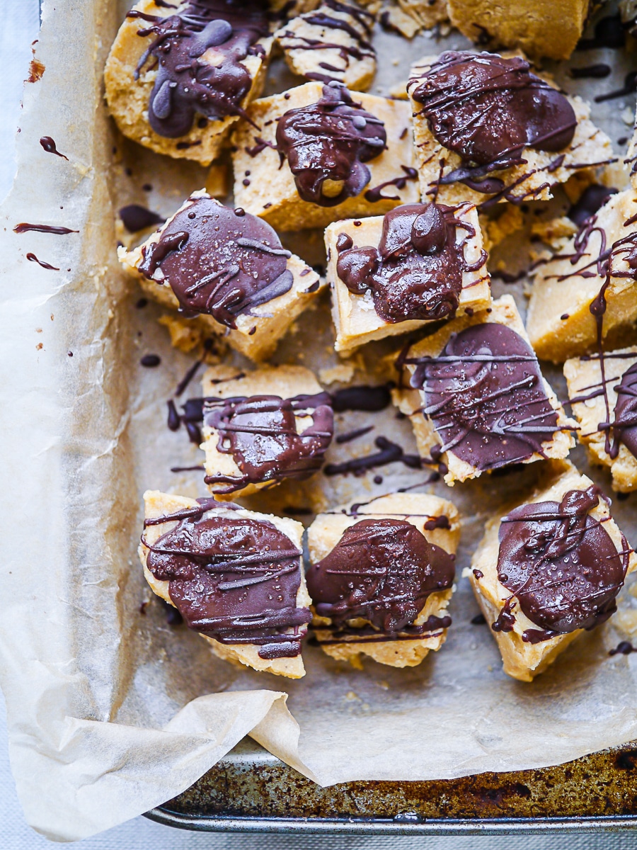 Creamy dreamy cashew butter freezer fudge {paleo, gluten free, dairy free, vegan} - you need this healthy no bake dessert stored in your freezer for a handy easy sweet treat! #freezerfudge #nobake #paleo