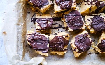5 Ingredient Cashew Butter Freezer Fudge - a gluten free, dairy free, vegan and paleo friendly dessert that is so easy to make! Refined sugar free. Recipe via Nourish Everyday