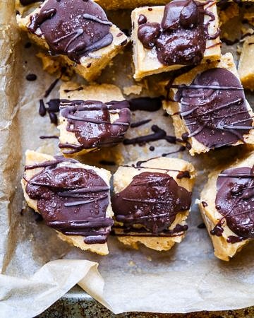 5 Ingredient Cashew Butter Freezer Fudge - a gluten free, dairy free, vegan and paleo friendly dessert that is so easy to make! Refined sugar free. Recipe via Nourish Everyday