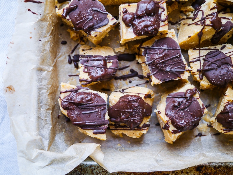 5 Ingredient Cashew Butter Freezer Fudge - a gluten free, dairy free, vegan and paleo friendly dessert that is so easy to make! Refined sugar free.