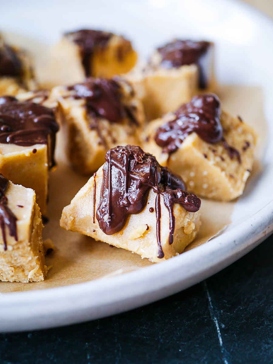 Creamy dreamy cashew butter freezer fudge {paleo, gluten free, dairy free, vegan} - you need this healthy no bake dessert stored in your freezer for a handy easy sweet treat! #freezerfudge #nobake #paleo