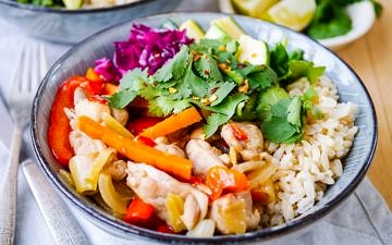 Ginger Chilli Chicken Rice Bowls; a balanced meal made with natural real food ingredients. Gluten free, dairy free and refined sugar free. The perfect healthy dinner! Recipe via wordpress-6440-15949-223058.cloudwaysapps.com
