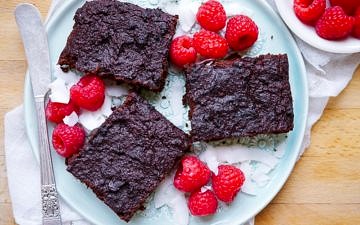 Paleo Chocolate Brownies (grain free, dairy free, nut free) - this easy healthy brownie recipe is packed full of hidden veggies - mashed pumpkin is the base!