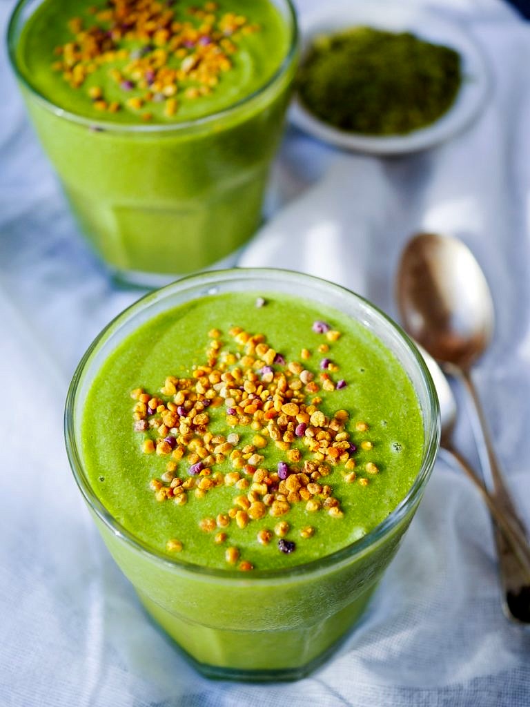 This spinach, banana and matcha smoothie is bursting with goodness and makes a great quick healthy breakfast or snack. A nutritious blend of fruit, veggies, chia, coconut and antioxidant rich matcha green tea!