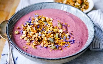 This dairy free chia acai smoothie bowl is a low sugar blend of fruit and vegetables, together with vanilla protein and nut butter for a balanced breakfast! Recipe via wordpress-6440-15949-223058.cloudwaysapps.com