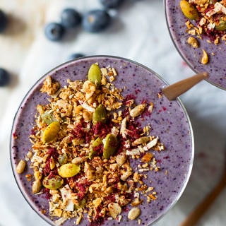 Blueberry Zucchini Protein Smoothie - made using frozen zucchini for a creamy but healthy thick smoothie! Gluten free, paleo friendly and with a vegan option too. #breakfastsmoothie #healthysnack #proteinsmoothie