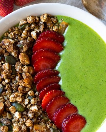 A thick green protein #smoothiebowl is a quick, satisfying healthy breakfast ready in no time. #dairyfree #paleo and #glutenfree, with an easy vegan option too. #greensmoothie