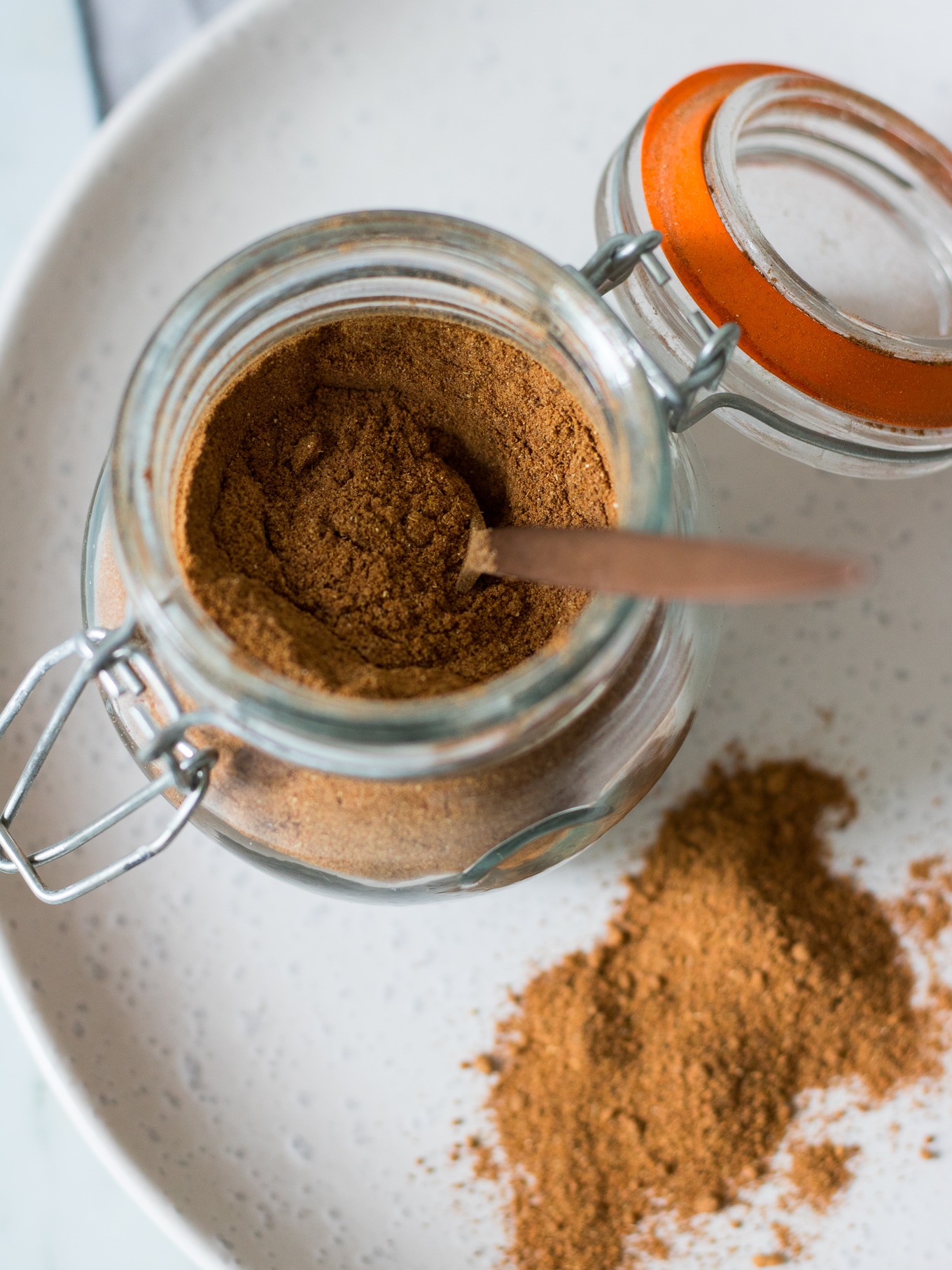 DIY Chai Latte Mix, a blend of fragrant spices and coconut sugar to recreate your favourite cafe style chai latte in a healthier, more natural way! #chailatte #chaispicemix #healthy #diy