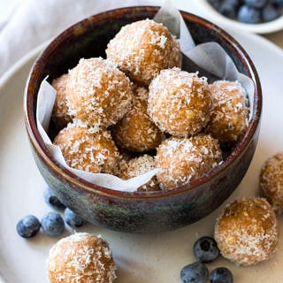 No Food Processor Paleo Protein Balls; just one bowl to make these quick mix healthy energy balls! The perfect snack made with nut butter, hemp seeds and coconut. Yum! #proteinballs #energyballs #paleo #glutenfree