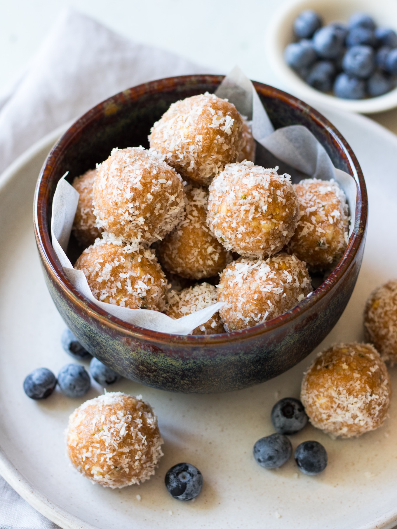 No Food Processor Paleo Protein Balls! One bowl to make these quick mix energy balls. The perfect healthy snack made with nut butter, honey, hemp seeds and coconut. Yum! #proteinballs #energyballs #paleo #glutenfree