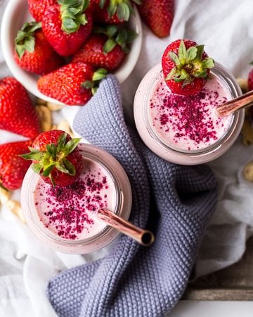 strawberry shortcake smoothie recipe, smoothies on a wooden tray