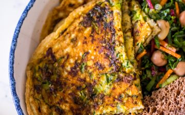 Omelette with zucchini and dried herbs