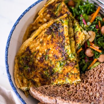 Omelette with zucchini and dried herbs