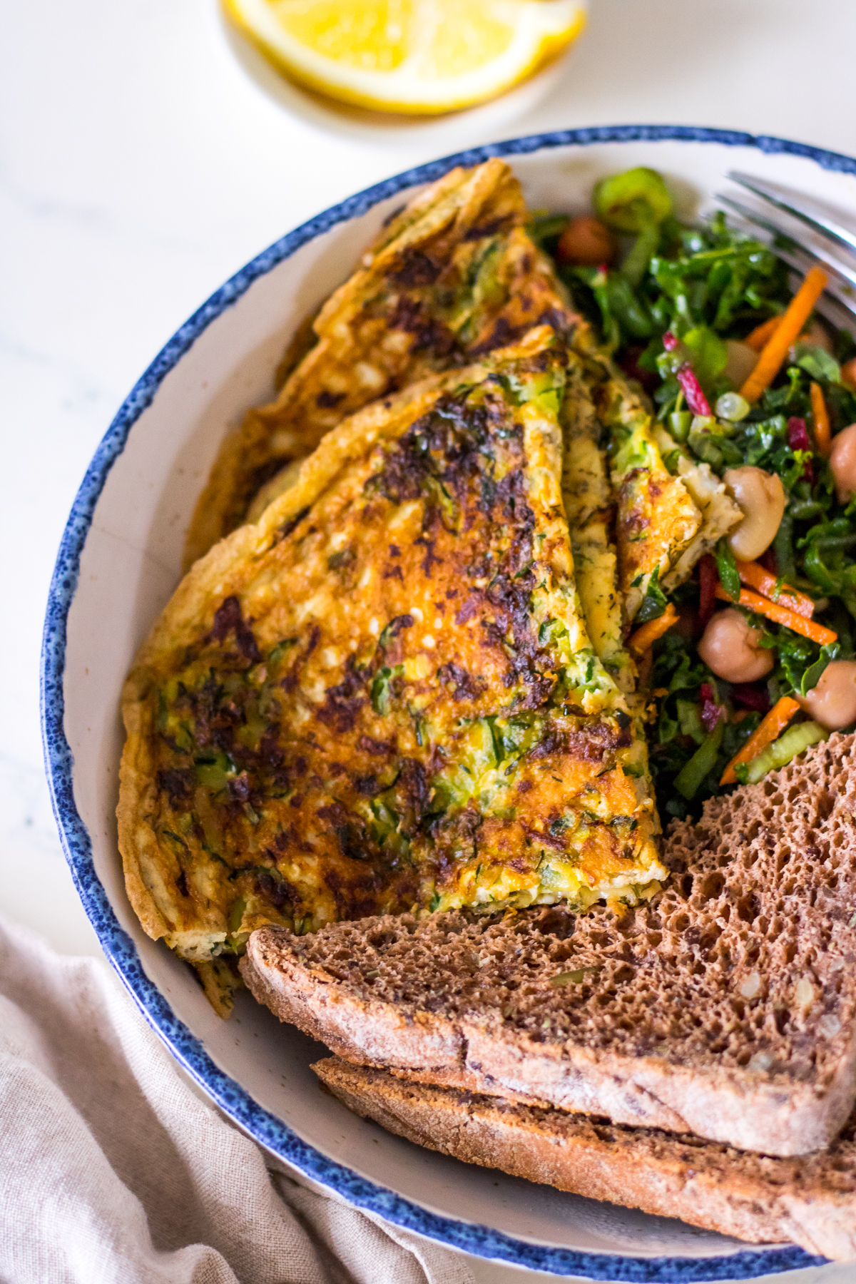 Omelette with zucchini and dried herbs